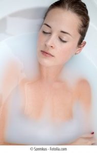 Junge Frau entspannt in Milchbad